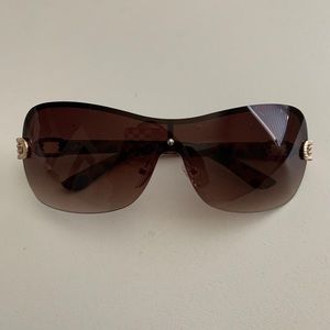 Aviator tinted sunglasses